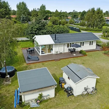 Rich Outdoor Life And Nostalgia At Holiday home *